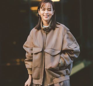 ２月後半からは黒より「ブラウンアウター」で春めく！40代が頼れるデザインと着こなし〈５選〉