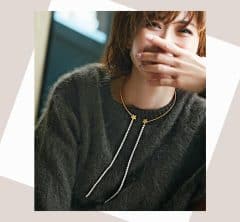 “地味見えコーデ”は「ビッグモチーフアクセ」で更新!周りと差がつく〈4選〉