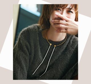 “地味見えコーデ”は「ビッグモチーフアクセ」で更新！周りと差がつく〈４選〉