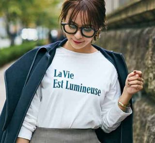 40代が「ロンT」で垢抜けるコツは？“女っぽスカート”合わせが大正解〈コーデ２選〉