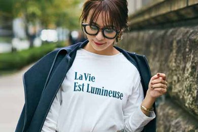 40代が「ロンT」で垢抜けるコツは？“女っぽスカート”合わせが大正解〈コーデ２選〉