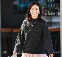 40代の“時短オシャレ”SNAP。「ニットとスカートだけ」なのに自信がもてる！コーデ２選