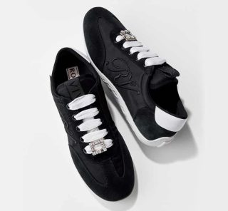 40代のスニーカー選びに変化！人気スタイリストは【シンプルなモノトーン】をチョイス〈２選〉