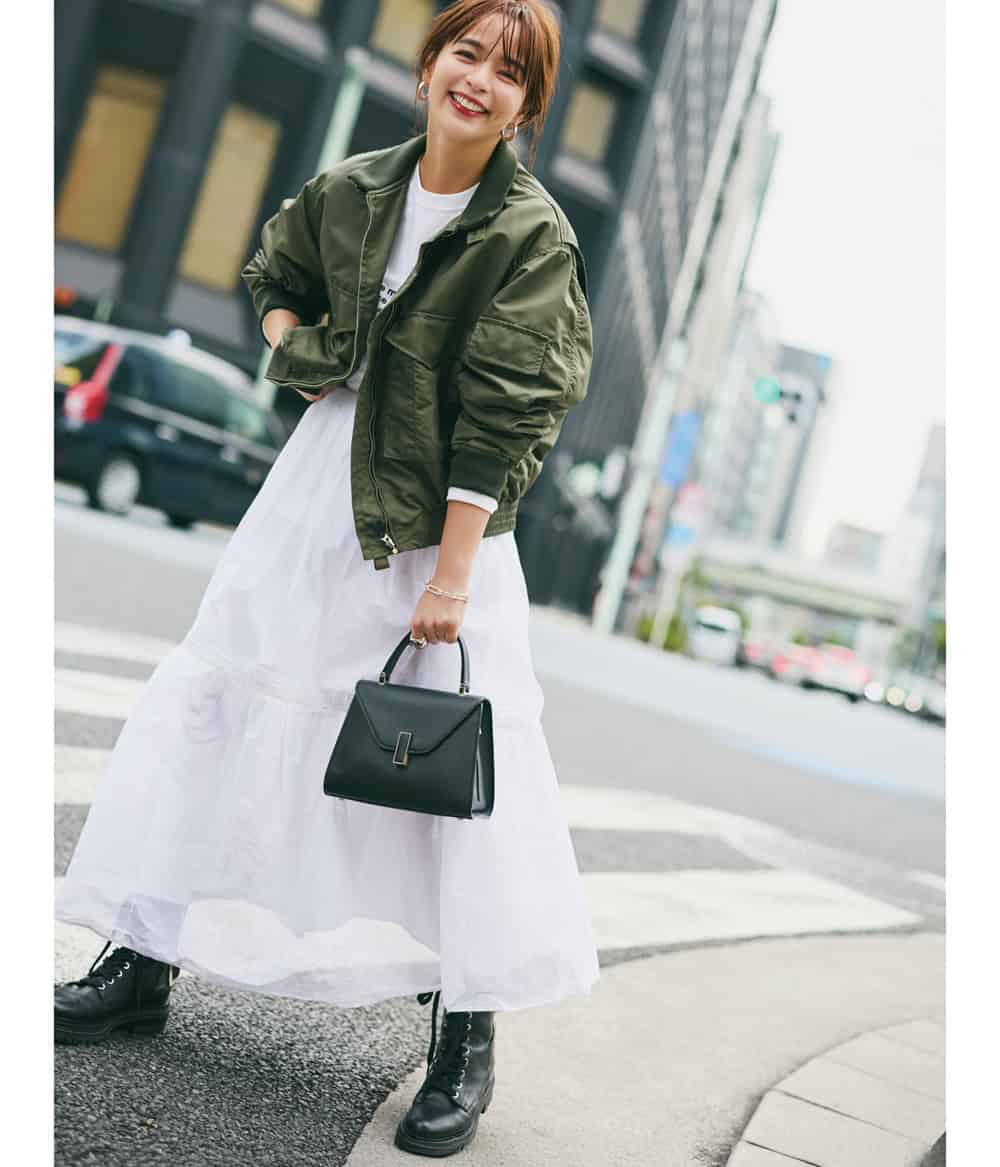 加藤ローサ ミリタリーブルゾン 白スカート コーデ