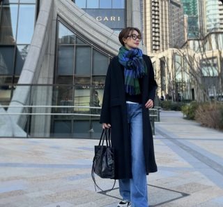 ストールとデニムで ブルーをリンクで春仕様にスイッチ【モデル私服コーデ】