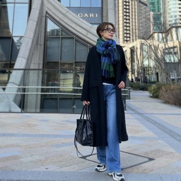 ストールとデニムで ブルーをリンクで春仕様にスイッチ【モデル私服コーデ】