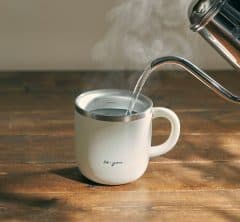 【40代からの温活】お湯を入れたら2~3分で白湯に!忙しい朝でも素早く飲める魔法のようなマグカップ