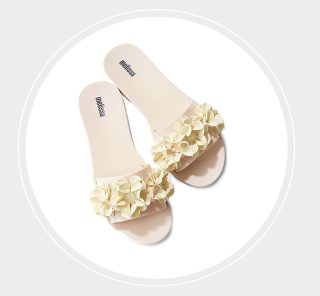 キレイめカジュアル派に【今年のサンダル】速報！今春は“足元だけ甘め”が大本命〈２選〉