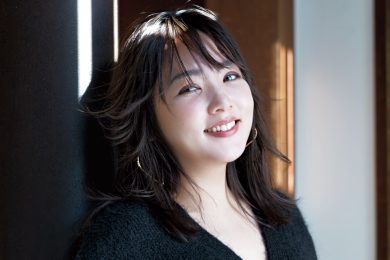 ほんのり色っぽくて軽やか【野呂佳代さん】が着こなす春待ち黒コーデ