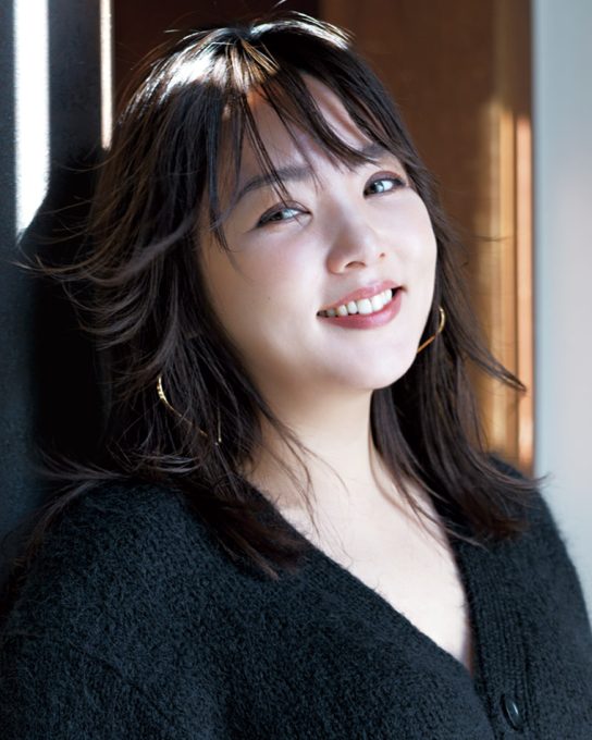 ほんのり色っぽくて軽やか【野呂佳代さん】が着こなす春待ち黒コーデ