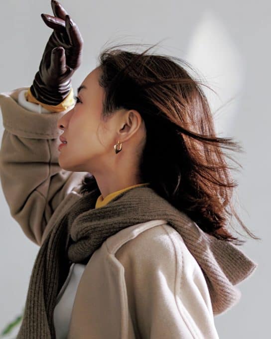 冷え込む朝、永遠の名品【マックスマーラのコート】をさらりと纏って