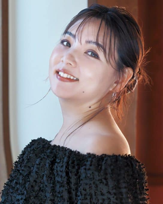 野呂佳代さんみたいな【ほぼ黒×肌見せコーデ】で“いい女感”も好感も引き寄せる