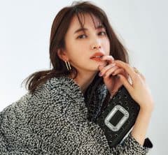 安定の“ほぼ黒”コーデも【デコラなフラットパンプス】でときめき復活♡