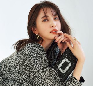 安定の“ほぼ黒”コーデも【デコラなフラットパンプス】でときめき復活♡