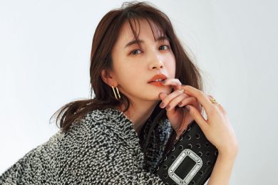 安定の“ほぼ黒”コーデも【デコラなフラットパンプス】でときめき復活♡