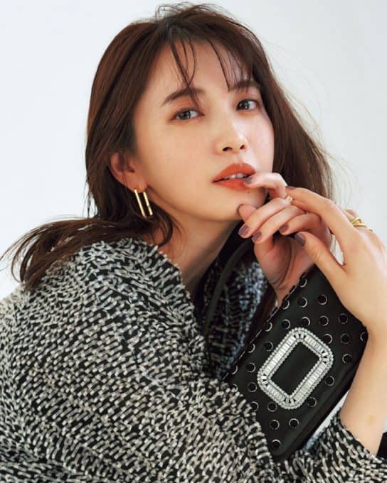 安定の“ほぼ黒”コーデも【デコラなフラットパンプス】でときめき復活♡