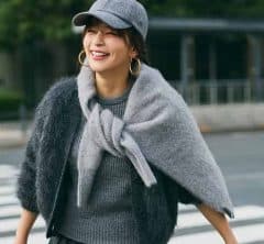 この春は「プリーツスカート」にするだけで一気に今っぽい！40代が垢抜ける〈色〉２選