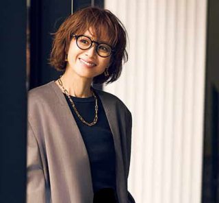 今、アネフォー世代の“きれいめカジュアル”が「カラーパンツ」軸に更新！