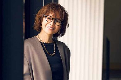 今、アネフォー世代の“きれいめカジュアル”が「カラーパンツ」軸に更新！