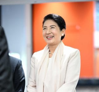 【雅子さま】変幻自在のエレガンス。雅子さま、「スカーフのアレンジ」美学