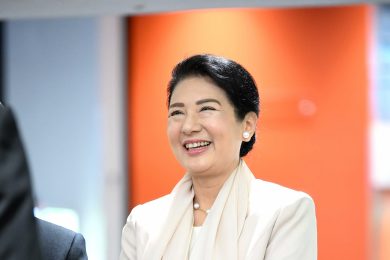 【雅子さま】変幻自在のエレガンス。雅子さま、「スカーフのアレンジ」美学