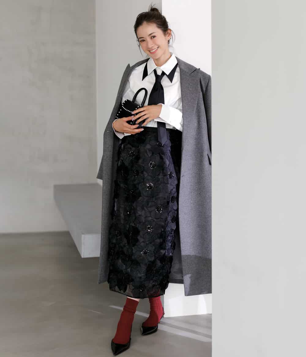 高垣麗子 シャツ ネクタイ 黒スカート コーデ