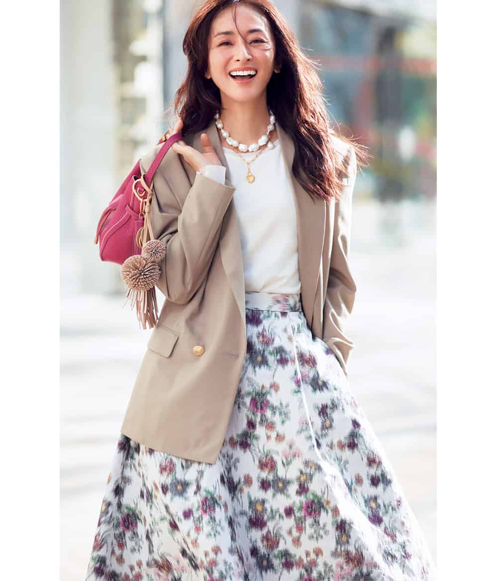 クリスウェブ佳子 ベージュジャケット 花柄スカート コーデ