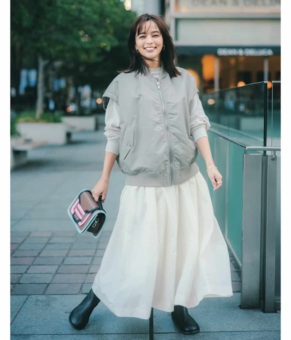 加藤ローサ ノースリーブミリタリーベスト 白スカート コーデ