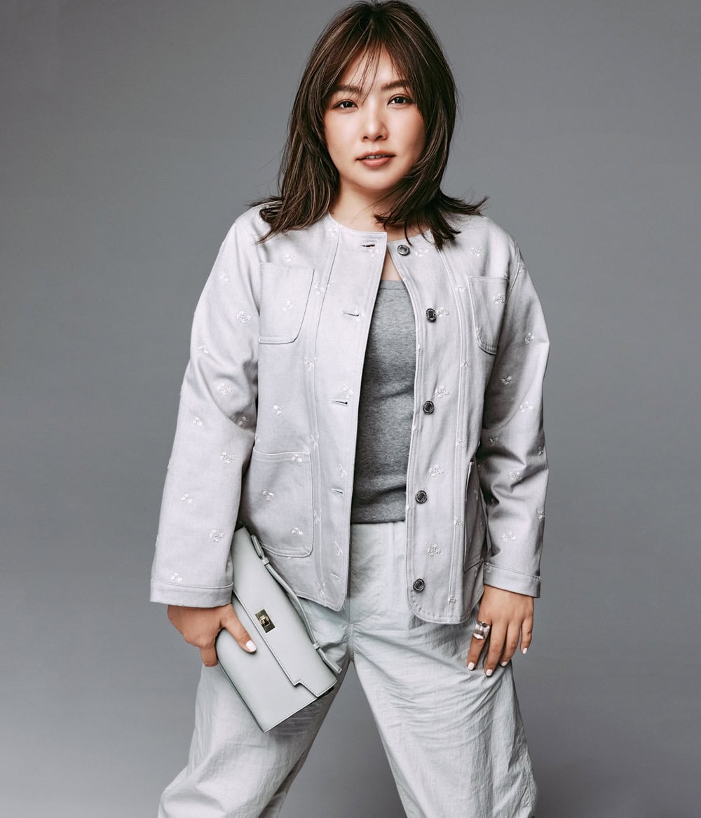 野呂佳代 ライトグレーフラワー刺繍デニムジャケット デニムパンツ