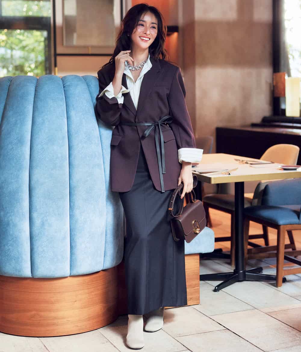 クリスウェブ佳子 スカート ジャケット 白シャツ コーデ