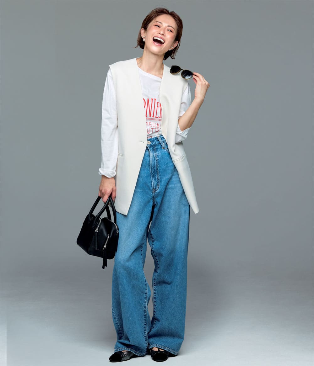 畑野ひろ子 デニムコーデ ジレ ロゴTシャツ