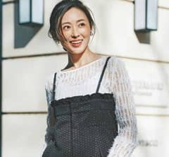 “なぜか地味見えしない”「春の黒コーデ」4選。“華やぎ”1点投入で全身がパッと明るく!