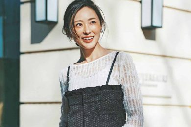 “なぜか地味見えしない”「春の黒コーデ」4選。“華やぎ”１点投入で全身がパッと明るく！