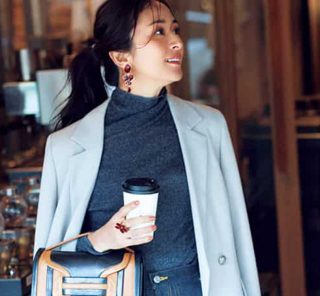 40代の「いつものパンツ」が見違える【春のトレンド羽織り】5選。気張らずに垢抜ける！