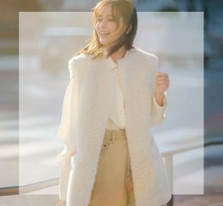 40代の“好感度爆上げ”「ベージュコーデ」2選。気張らず華やか、初対面ママとも◎