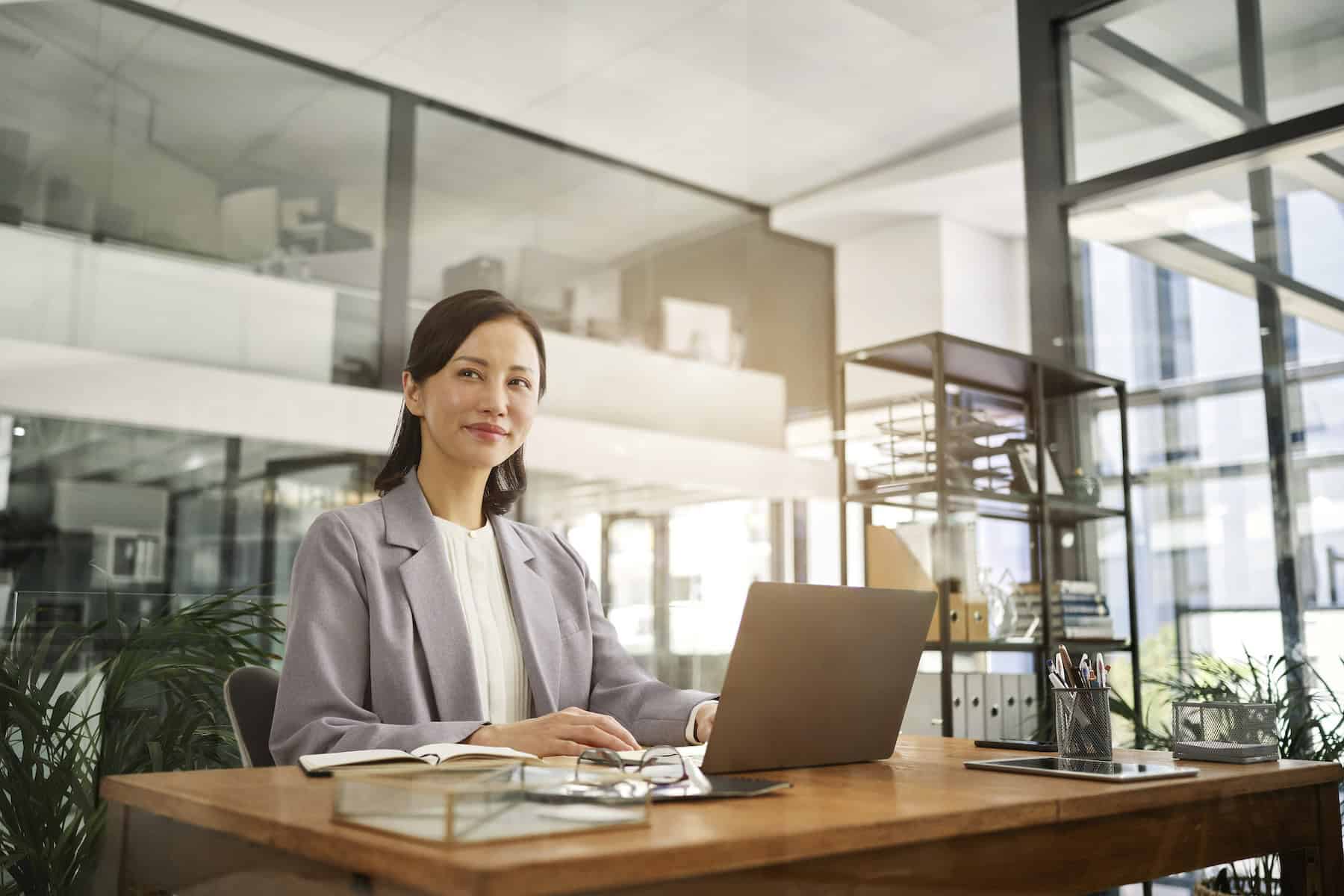 デスクワーク イメージ