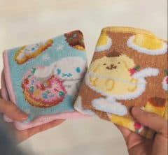 40代がリアルに愛用する【サンリオキャラクターズ小物】は？フェイラーコラボも〈スナップ13選〉