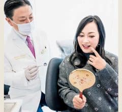 【画像集】大西結花さん(57歳)の今。変わらぬ笑顔と、更年期を支える「愛用の整えアイテム」