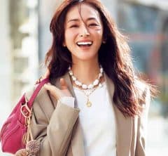 “春コート”みたいな「普段着ジャケット」で、40代のスカートコーデが垢抜ける!〈3選〉