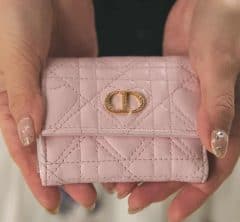 【エルメス、セリーヌetc…】オシャレ40代がリアルに愛用してる「ミニ財布」＜スナップ4選＞