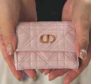 【エルメス、セリーヌetc…】オシャレ40代がリアルに愛用してる「ミニ財布」＜スナップ4選＞