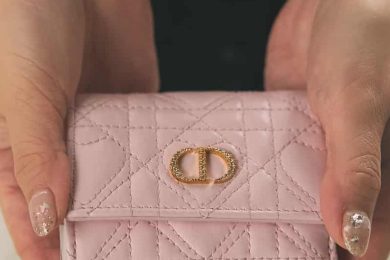 【エルメス、セリーヌetc…】オシャレ40代がリアルに愛用してる「ミニ財布」＜スナップ4選＞