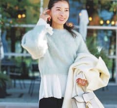 今“垢抜けてる”40代が【ニットに重ねてる】アイテムは？「ロンT以外」が今どき！SNAP4選