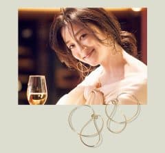 40代のピアスは「ちょい目を惹く」ぐらいが正解。品よくなじむ旬モチーフ〈３選〉