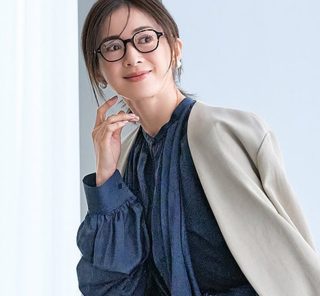 40代の“キレイめ”こそ黒パンツより「デニム」！上品なまま地味見えを回避する〈色・形〉3選