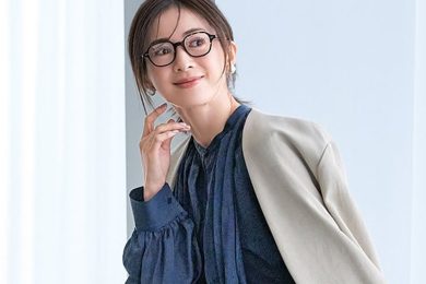 40代の「上品…だけど地味？」を解決。「黒パンツ→デニム」にチェンジで一気に垢抜け！〈3選〉