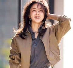 流行中の「ストールの腰巻き」、40代の「今っぽいけど浮かない」巻き方は？