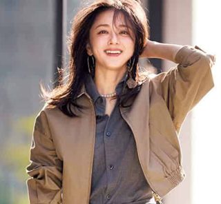 流行中の「ストールの腰巻き」、40代の「今っぽいけど浮かない」巻き方は？