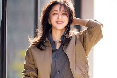 流行中の「ストールの腰巻き」、40代の「今っぽいけど浮かない」巻き方は？