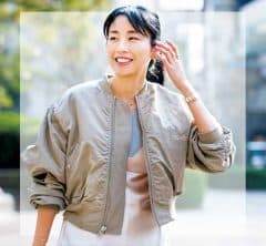 今、オシャレ40代が「デニムパンツに重ねてる」アイテムは?お腹周りもカバー!